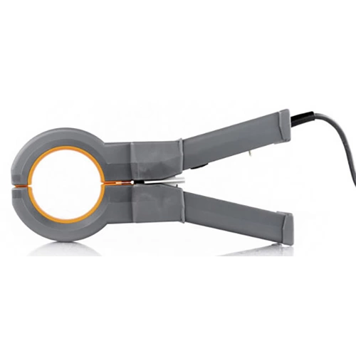 Eine graue Klemme mit einem orangefarbenen Innenring, angeschlossen an ein schwarzes Kabel, liegt auf einer weißen Oberfläche.